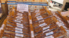 Süßigkeiten auf dem Markt in Marsaxlokk - Foto: Wikipedia